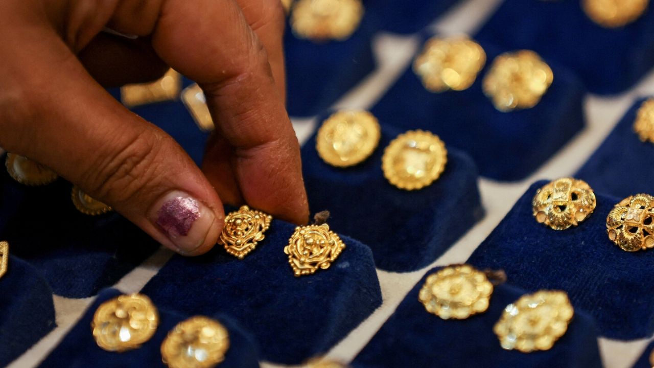 நகை பிரியர்களுக்கு குட் நியூஸ்.. தங்கம் விலை கடும் சரிவு!