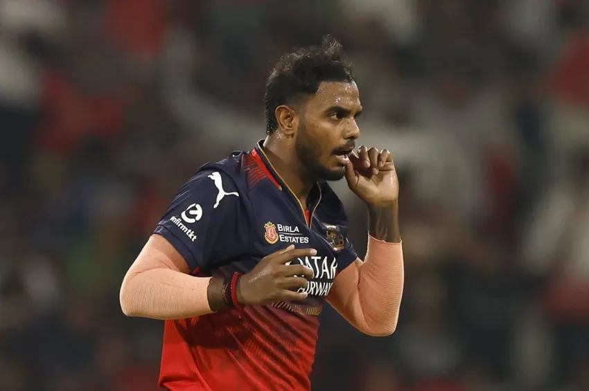 ஐபிஎல் 2026: RCB-க்கு அடிமேல் அடி.. அடுத்தடுத்து வெளியேறும் வீரர்கள்!