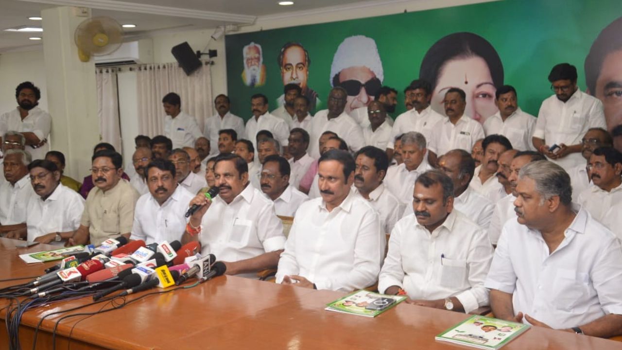 அதிமுக கூட்டணி தொகுதிப் பட்டியல் வெளியீடு: யார் யாருக்கு எந்த தொகுதி!