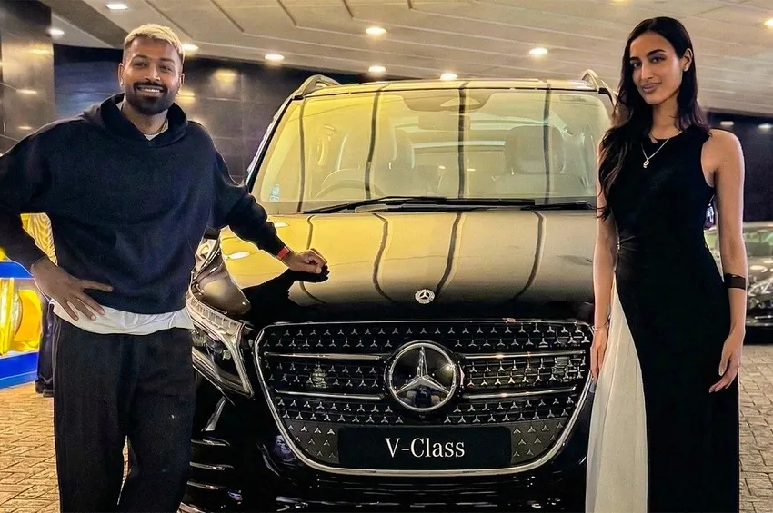 தோழிக்கு 1.7 கோடி மதிப்பிலான சொகுசு கார்: ஹர்திக் பாண்டியாவின் புதிய 'கிப்ட்'!