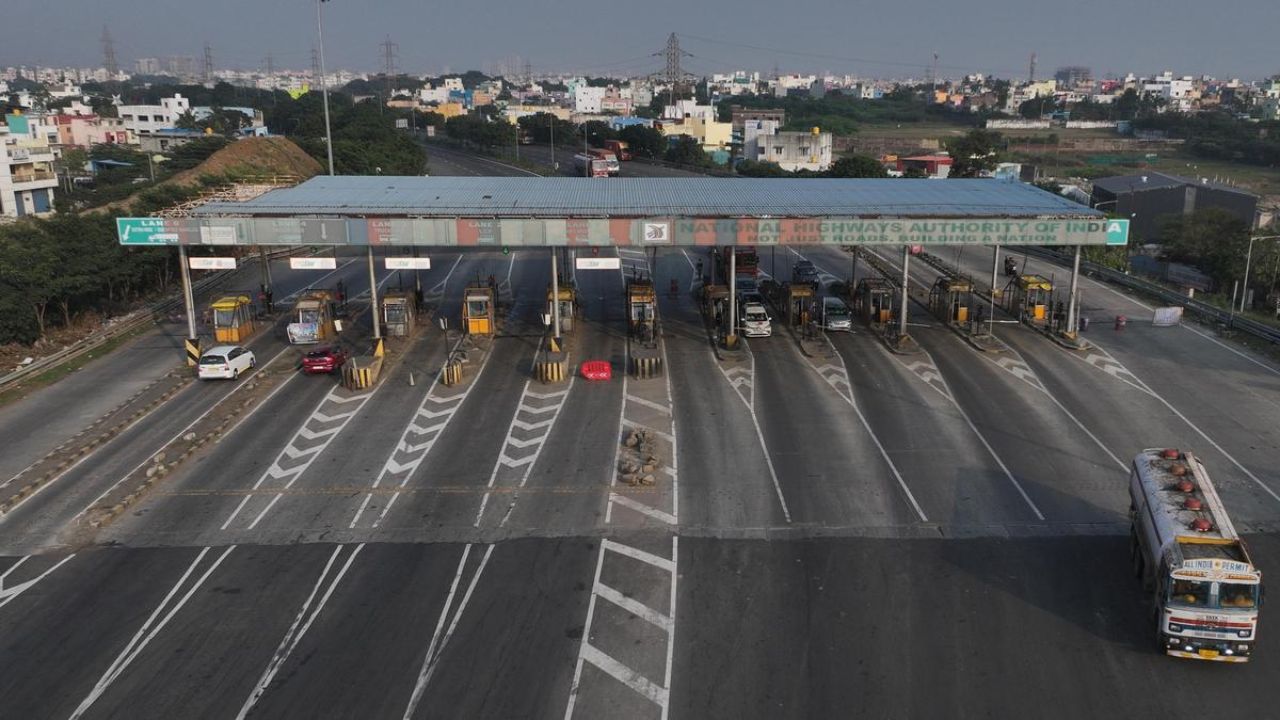 தமிழகத்தில் சுங்கக் கட்டணம் உயர்வு: நள்ளிரவு முதல் அமல்!