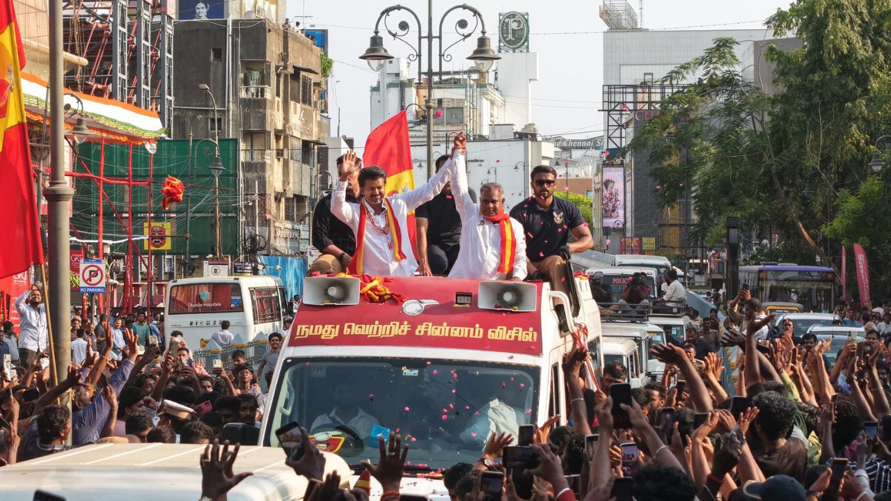 விஜய் மீது 3 காவல் நிலையங்களில் வழக்குப்பதிவு.. என்ன காரணம்?