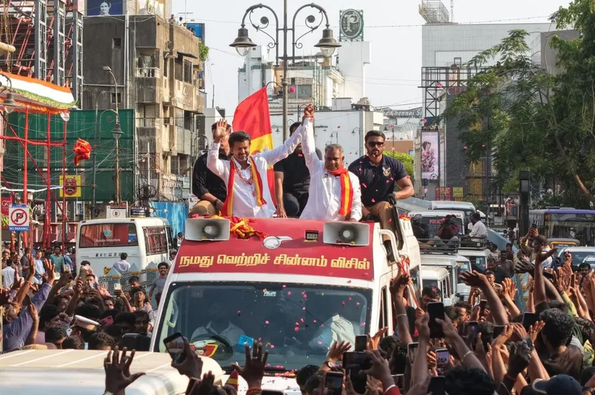 விஜய் மீது 3 காவல் நிலையங்களில் வழக்குப்பதிவு.. என்ன காரணம்?