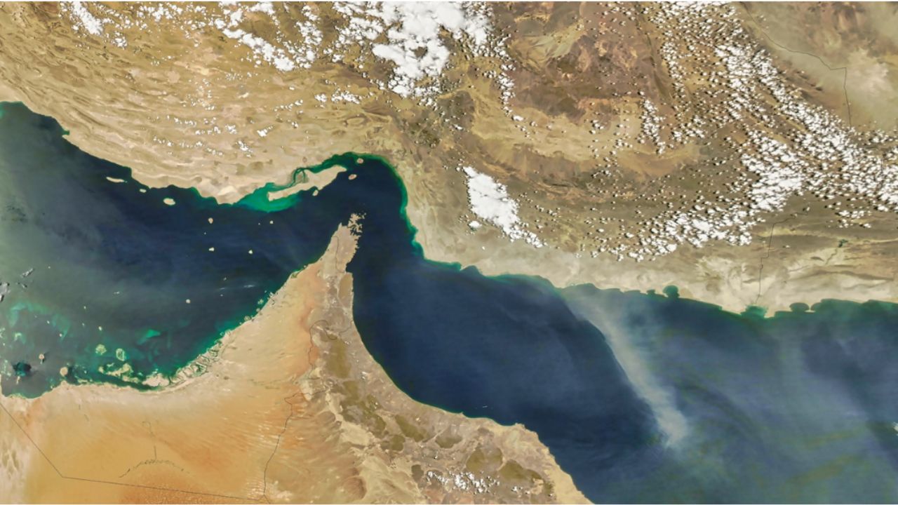 மீண்டும் முடங்கும் ஹோர்முஸ் நீரிணை: அமெரிக்காவின் முற்றுகையால் ஈரான் அதிரடி முடிவு!
