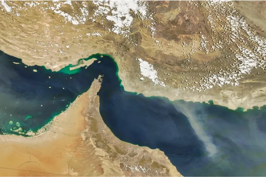 மீண்டும் முடங்கும் ஹோர்முஸ் நீரிணை: அமெரிக்காவின் முற்றுகையால் ஈரான் அதிரடி முடிவு!