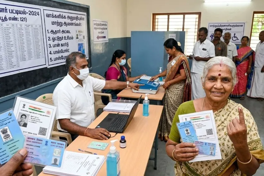 வாக்காளர் அட்டை இல்லையென்றாலும் கவலையில்லை: இந்த 12 ஆவணங்களைப் இருந்தால் போதும்!