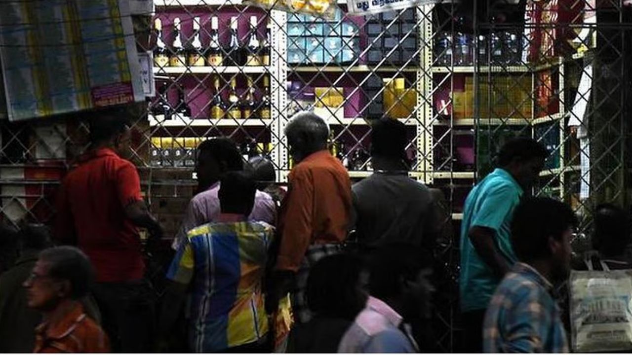 டாஸ்மாக் விடுமுறை எதிரொலி: மது விற்பனை படுஜோர்!