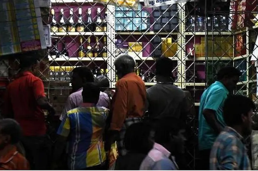 டாஸ்மாக் விடுமுறை எதிரொலி: மது விற்பனை படுஜோர்!