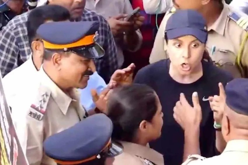 அமைச்சரிடம் நடுரோட்டில் வாக்குவாதத்தில் ஈடுபட்ட பெண்..என்ன காரணம்?