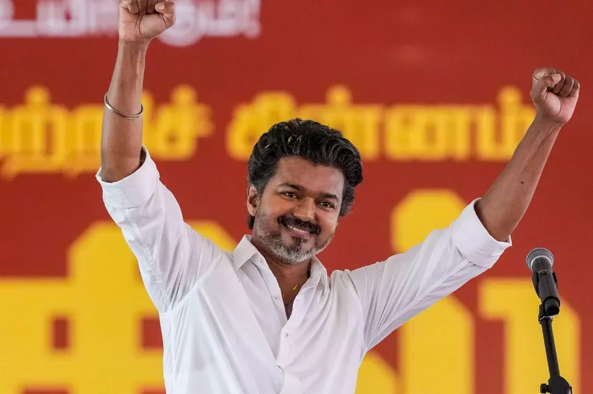 தமிழகத் தேர்தல் களம்: 100 தொகுதிகளில் தவெக முன்னிலை- விஜய் வீட்டில் போலீஸ் குவிப்பு!