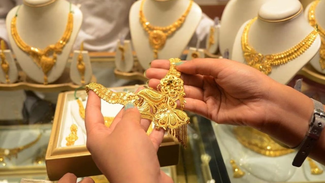 வார தொடக்கத்தில் நகை பிரியர்களுக்கு ஷாக் நியூஸ்.. தங்கம் விலை மீண்டும் உயர்வு!