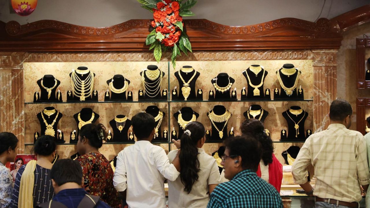 தங்கம், வெள்ளி விலை கடும் சரிவு: நகை பிரியர்கள் மகிழ்ச்சி!
