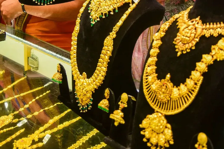 தொடர்ந்து சரிவடையும் தங்கம் விலை: நகை பிரியர்களுக்கு ஹேப்பி நியூஸ்! தொடர்ந்து சரிவடையும் தங்கம் விலை: நகை பிரியர்களுக்கு ஹேப்பி நியூஸ்!