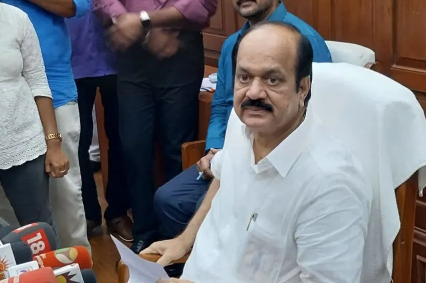 21 அதிமுக எம்.எல்.ஏ-க்கள் மீது தகுதிநீக்க நடவடிக்கை இல்லை: சபாநாயகர் அறிவிப்பு!