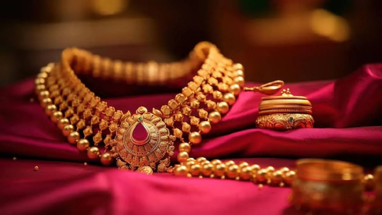 தங்கம் விலை ஒரே நாளில் ரூ.2,160 குறைவு.. நகைப்பிரியர்கள் மகிழ்ச்சி!