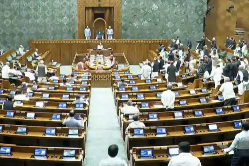 நீட் தேர்வு விவகாரம்: எதிர்க்கட்சிகள் கடும் அமளி.. மக்களவை ஒத்திவைப்பு!