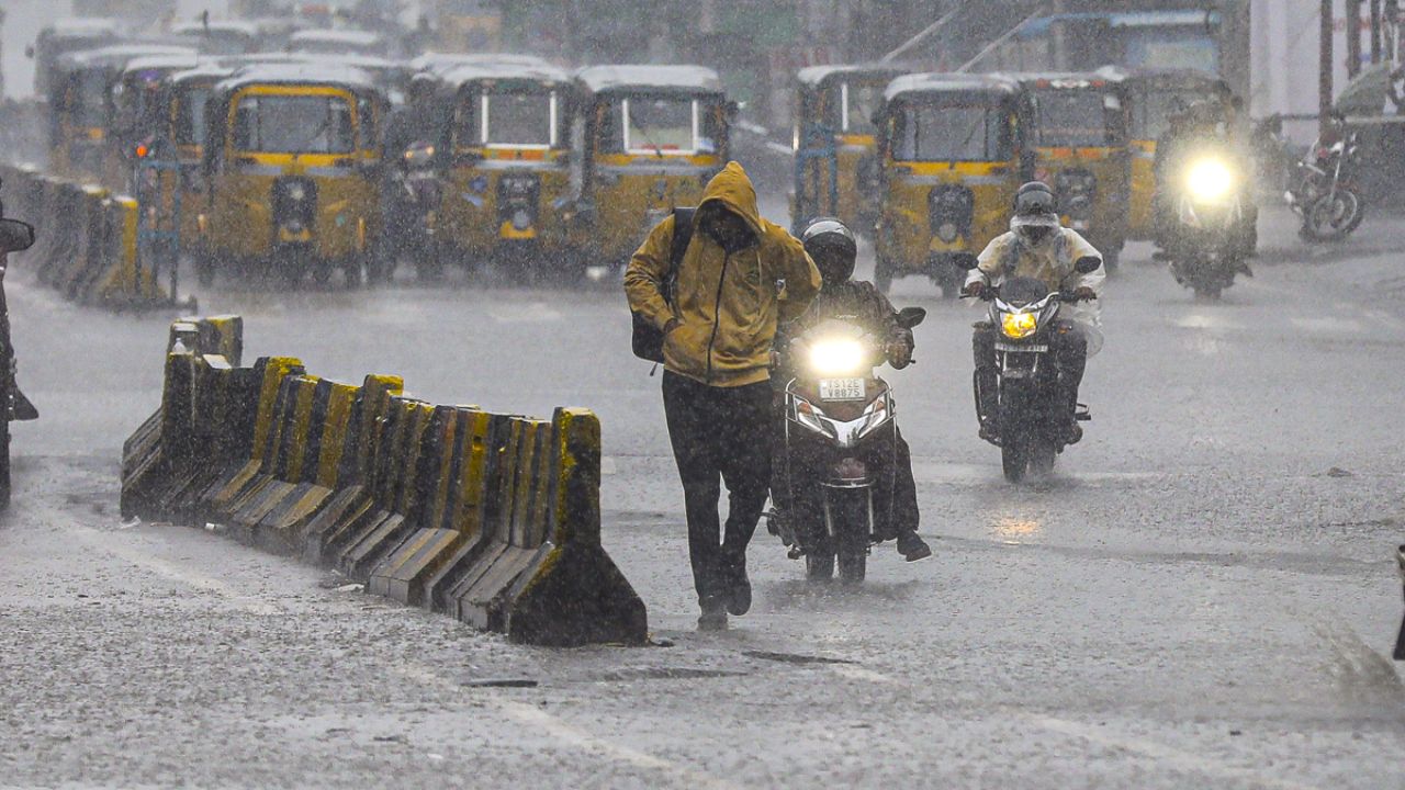 TN Weather: எங்கெல்லாம் நாளை மழை பெய்யும்.. வெளியான வானிலை அப்டேட்!