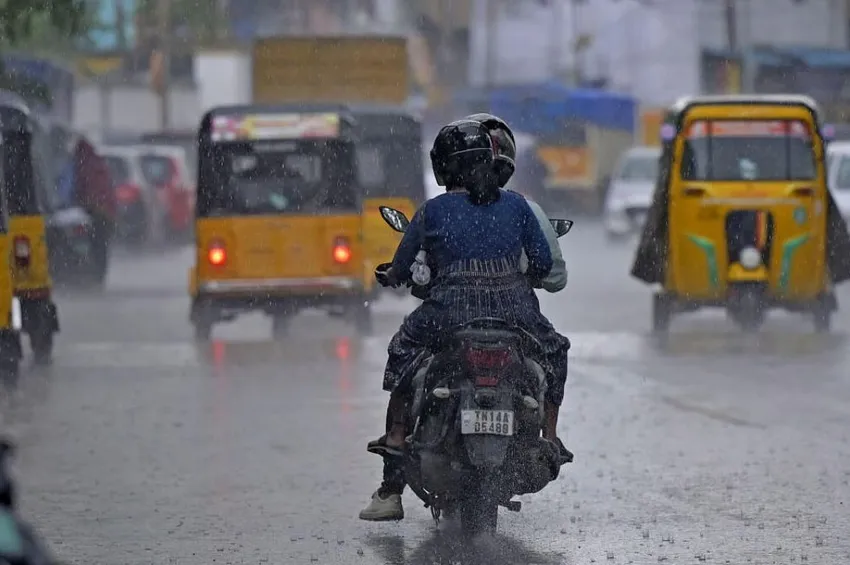 தமிழகத்தில் இன்று 5 மாவட்டங்களில் மழை வெளுத்து வாங்கும்.. வெளியான வானிலை அப்டேட்! தமிழகத்தில் இன்று 5 மாவட்டங்களில் மழை வெளுத்து வாங்கும்.. வெளியான வானிலை அப்டேட்!