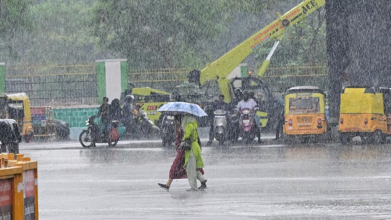 TN Weather: 16 மாவட்டங்களில் மழை வெளுத்து வாங்கும்.. வானிலை மையம் எச்சரிக்கை!