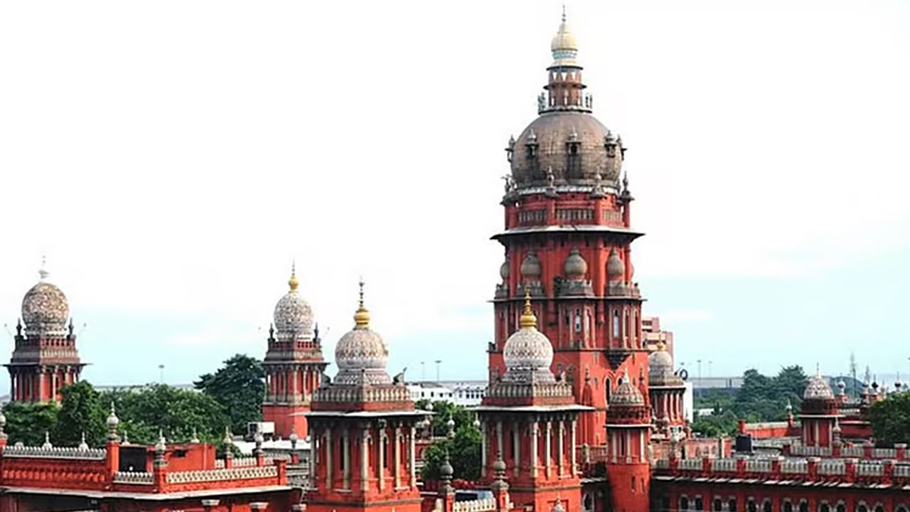பெண் அதிகாரிகளை கேடயமாக பயன்படுத்திய தமிழக அரசு.. நீதிபதிகள் அதிருப்தி