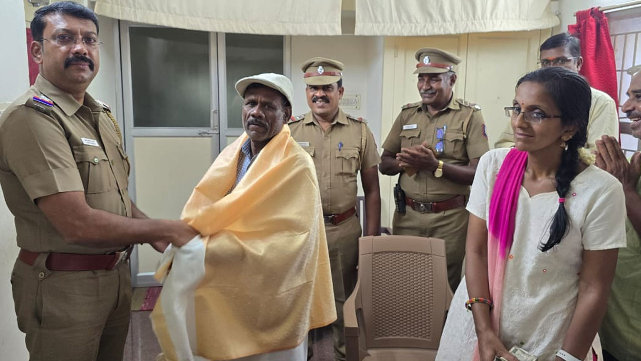 அந்த மனசுதான் சார் கடவுள்: சாலையில் கிடந்த ரூ.2 லட்சம்.. கொத்தனாருக்கு குவியும் பாராட்டு