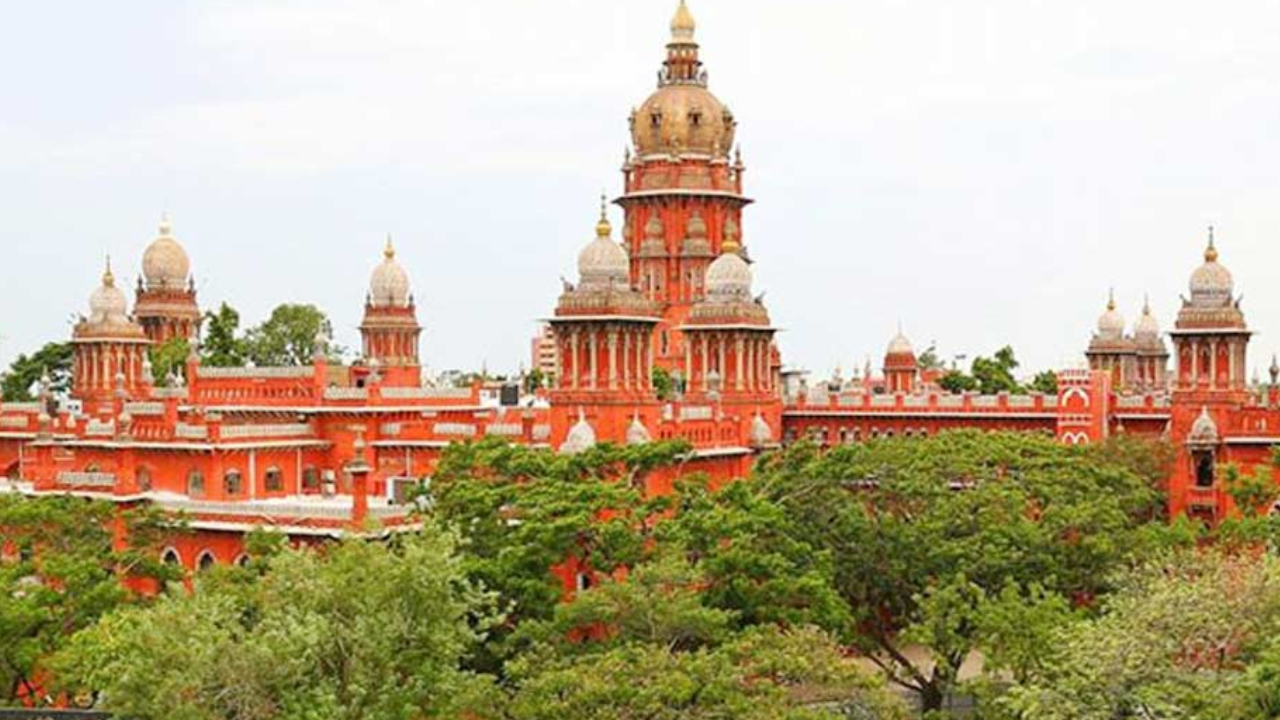 கல்லூரி வளாகத்தில் ஆங்கிலேயர்கள் கல்லறை... அகற்ற உத்தரவிட்ட நீதிமன்றம்!