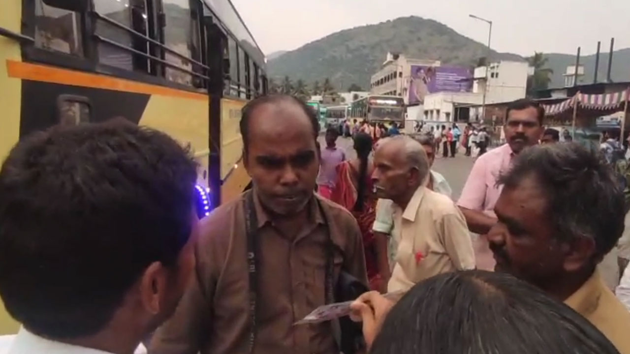 கல்லூரி மாணவியை பாதியில் இறக்கிவிட்ட நடத்துநர்....கண்ணீருடன் மாணவி காத்திருந்த வீடியோ வெளியாகி அதிர்ச்சி
