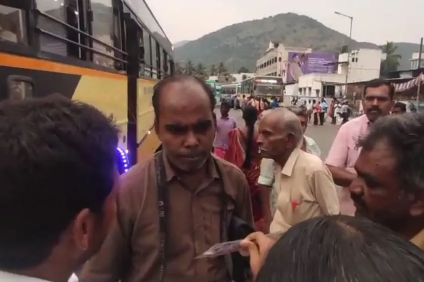 கல்லூரி மாணவியை பாதியில் இறக்கிவிட்ட நடத்துநர்....கண்ணீருடன் மாணவி காத்திருந்த வீடியோ வெளியாகி அதிர்ச்சி