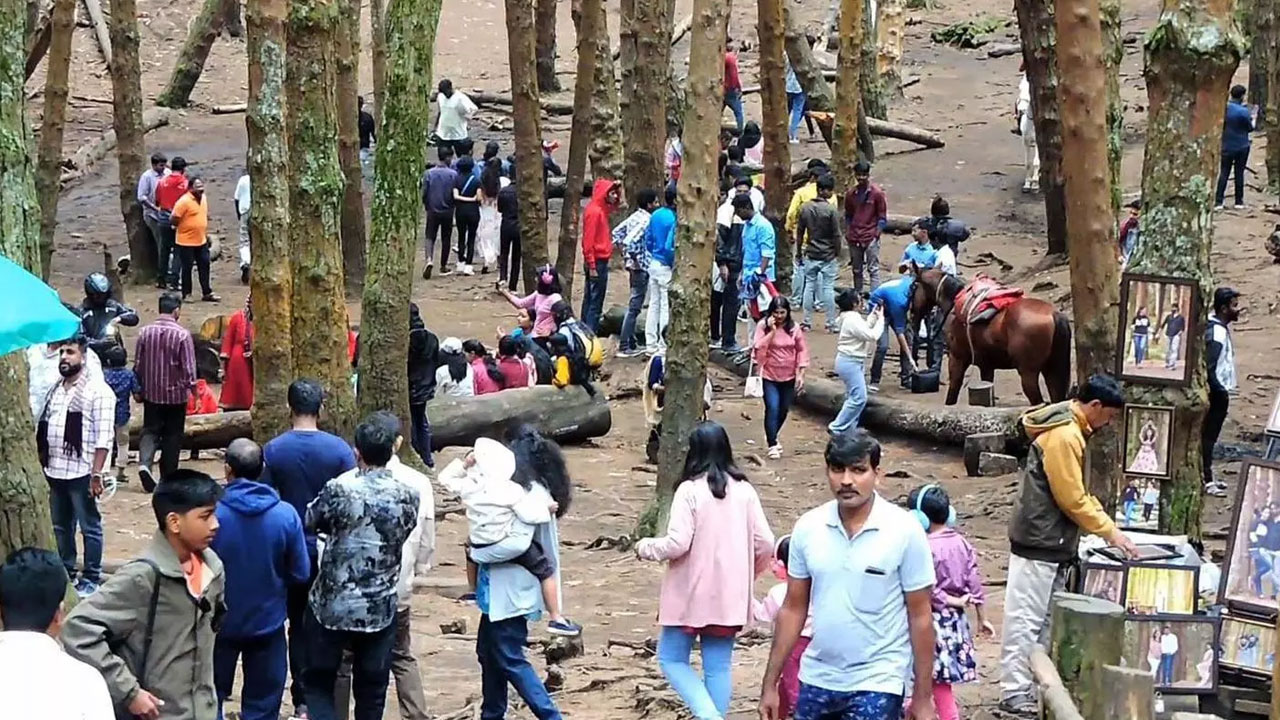 கொடைக்கானலில் குவிந்த சுற்றுலா பயணிகள்...அதிகளவில் குவிந்ததால் அலைமோதிய கூட்டம்