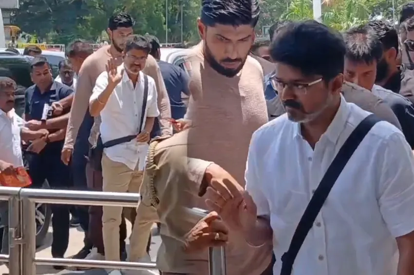 விஜய்க்கு சால்வை அணிவிக்க வந்த நிர்வாகி...துப்பாக்கி முனையில் வெளியேற்றம்