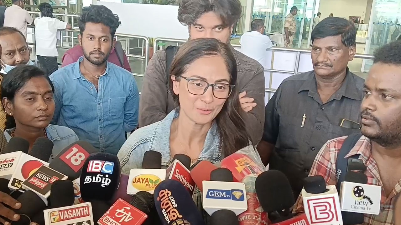   விஜய் குறித்த கேள்வி தவிர்ப்பு, அஜித்துக்கு வாழ்த்து...நடிகை சிம்ரன் கொடுத்த ரியாக்ஷனால் பரபரப்பு