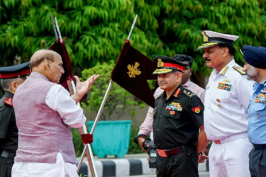 இந்தியா மீது பாகிஸ்தான் விடிய விடிய தாக்குதல்.. முப்படை தளபதிகளுடன் ராஜ்நாத் சிங் அவசர ஆலோசனை!