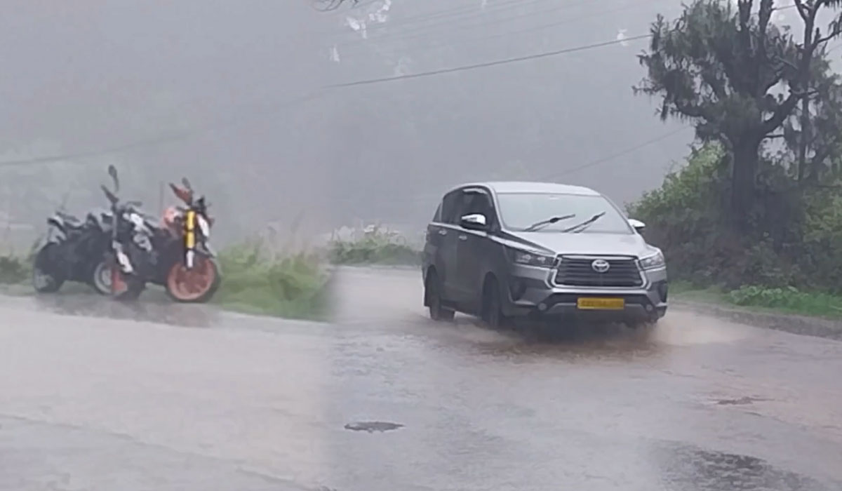 உதகை, கோத்தகிரியில் வெளுத்து வாங்கிய கனமழை...விடுதிகளில் முடங்கிய சுற்றுலாப் பயணிகள்