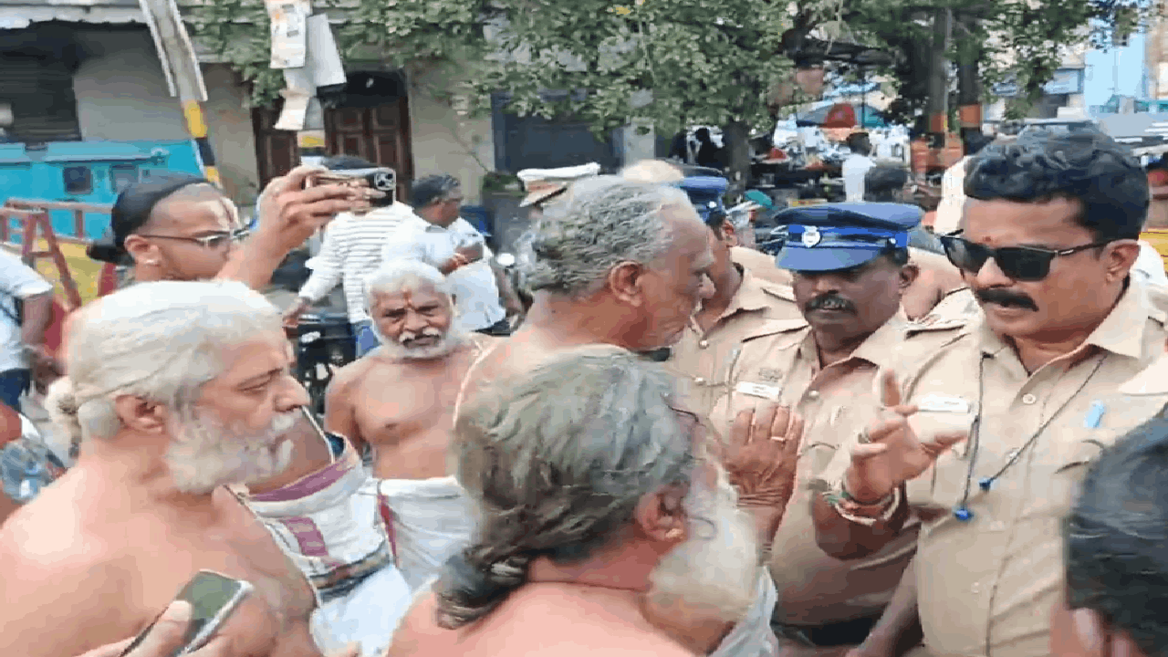நடுவழியில் சாமியை நிறுத்தம்.. மீண்டும் வடகலை-தென்கலை பிரிவினர் மோதல்!