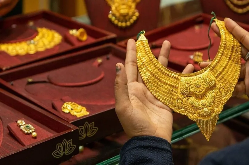 Gold Rate Today: ஆஹா.. ஒருவழியா குறையத் தொடங்கியது தங்கம் விலை